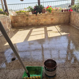 מרפסת עם רצפה רטובה וכלי עבודה לאיטום