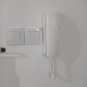 אינטרקום לבן עם כפתור אדום מואר