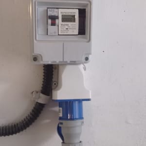 מונה חשמל חד פאזי עם כיסוי שקוף וכבל כתום