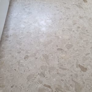 רצפה נקייה במטבח עם ארונות לבנים