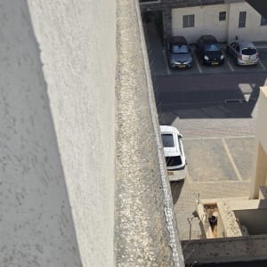 התקנת דוקרנים נגד יונים על אדן מבנה גבוה