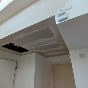 תקרת גבס עם חור פתוח ותיקוני טיח