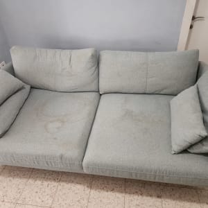 ספה עם כתמים על הריפוד