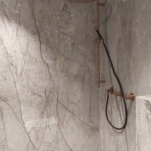 מקלחת עם ראש מקלחת וצינור שחור