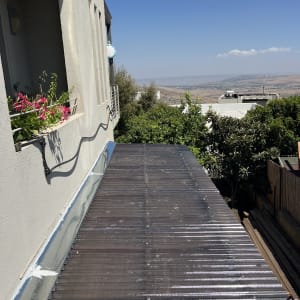 מרפסת עם גג שקוף ונוף לעמק
