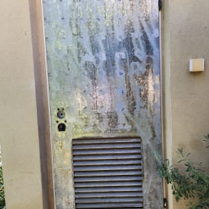 דלת מתכת עם סימני חלודה ולכלוך