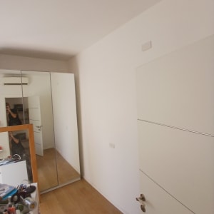 חדר עם מראה ודלת, לא מציג עבודה בתחום