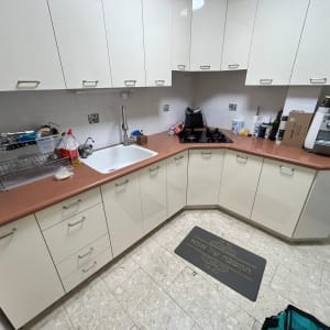 מטבח עם כיור, כיריים, מכונת קפה ומדף כלים