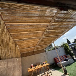 שולחן עבודה עם כלים מתחת לגג במבוק