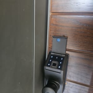 מנעול חכם עם קודן וסורק טביעת אצבע מותקן על דלת