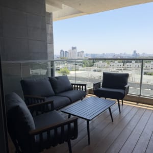 מרפסת עם ריהוט גן ונוף עירוני