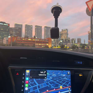 מערכת ניווט ברכב עם נוף עירוני ברקע