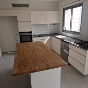 מטבח מודרני עם אי עבודה ומשטח בוצ