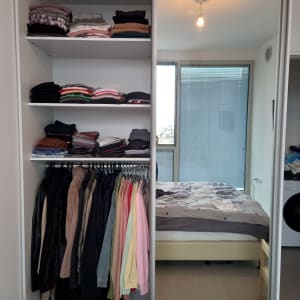 ארון בגדים מסודר עם מדפים וקולבים