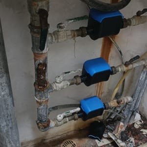 צינורות חלודים עם ברזים כחולים בעבודת אינסטלציה