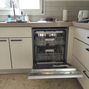 מדיח כלים פתוח במטבח מודרני עם כיור וברז