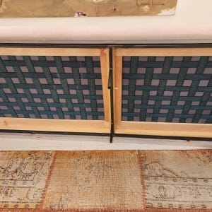 מסגרת עץ עם ריפוד קלוע בגב הספה