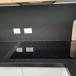 משטח עבודה במטבח עם כיריים חשמליות וכלי מטבח