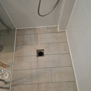 רצפת מקלחת עם חור ניקוז פתוח