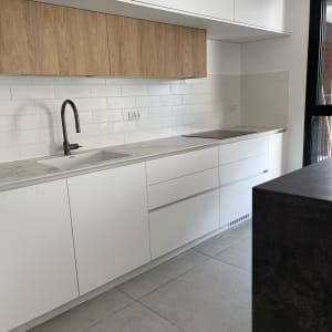 מטבח נקי עם כיור וברז מודרניים