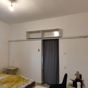 כלי ציור על שולחן בחדר שינה