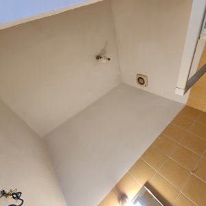 קיר צבוע בלבן עם חוטי חשמל חשופים