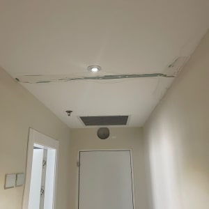 תקרה עם תיקון צבע מעל דלת