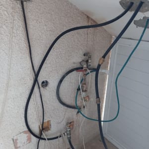 צינורות ומחברים של דוד שמש על קיר חיצוני