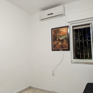 תמונה של ציור נוף תלוי על קיר לבן