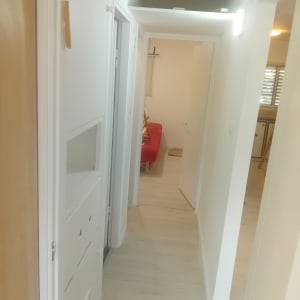 מסדרון עם קירות צבועים ולבן
