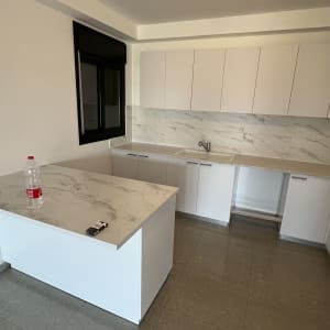 מטבח נקי עם שיש לבן וברז