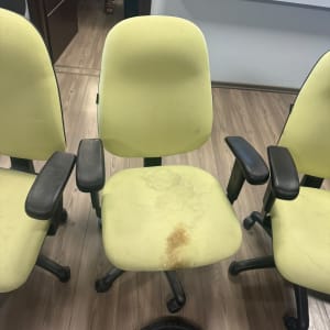 כיסאות משרדיים עם כתם על אחד מהם