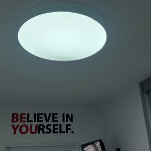 תאורה עגולה מותקנת בתקרה