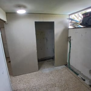 קיר גבס עם פתח דלת וחלון קטן