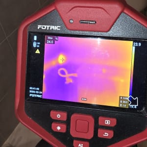 מצלמה תרמית בשימוש לאיתור נזילות בחדר אמבטיה