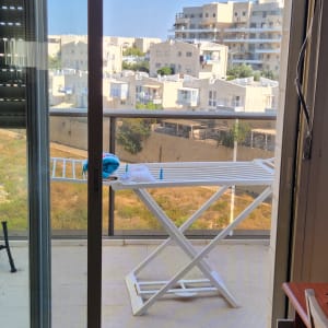 מרפסת עם מתלה כביסה ונוף לבניינים