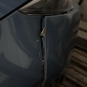 נזק לפגוש רכב כחול עם שריטות ושבר