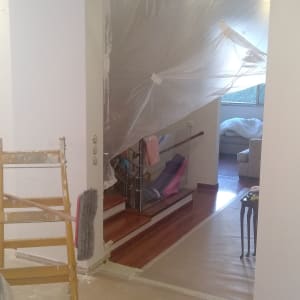 סולם עץ, קיר צבוע, כיסוי ניילון על המדרגות