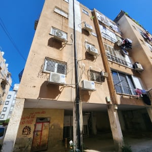 יחידות מיזוג אוויר מותקנות על קיר בניין