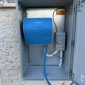 עמדת טעינה חשמלית מותקנת בקיר חיצוני