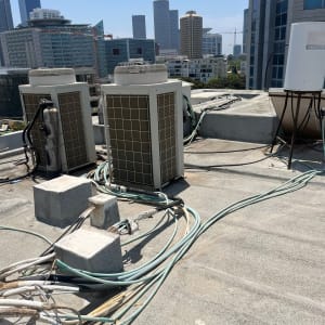 יחידות מיזוג אוויר על גג עם חוטים וצינורות