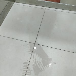 מים על רצפה עם סימני נזילה