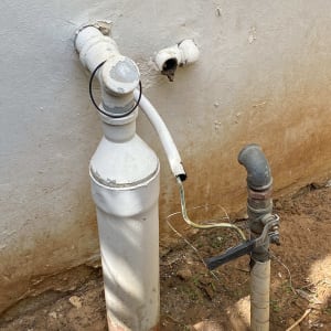 צנרת ומחברים ליד קיר חיצוני