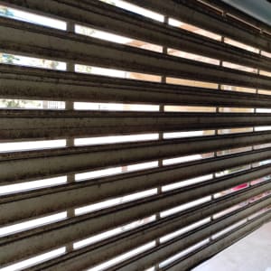 תריסים מלוכלכים עם כתמי אבק ולכלוך