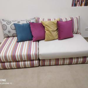 כריות צבעוניות על ספה עם ריפוד פסים