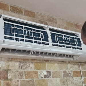 יחידה פנימית פתוחה של מזגן עילי במהלך עבודת תיקון ותחזוקה