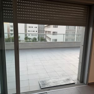 מרפסת עם רצפת אריחים ודלת זכוכית