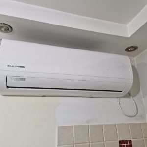 יחידת מיזוג אוויר מותקנת על קיר לבן