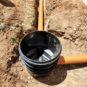צינור כתום ותעלת ניקוז באדמה