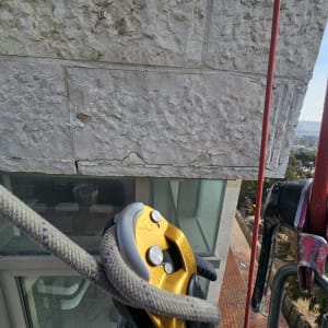 חבלים וציוד טיפוס על קיר חיצוני של בניין